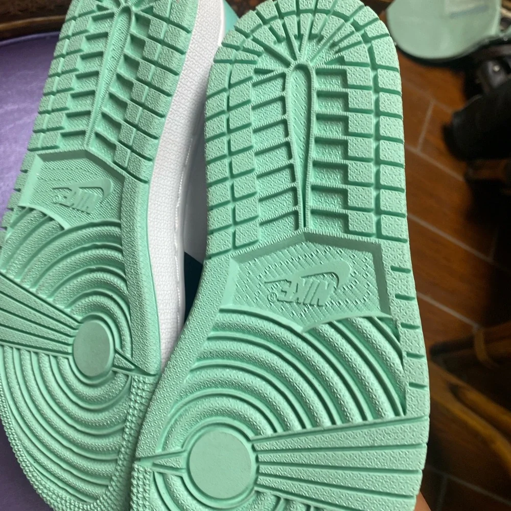 Air Jordan 1 Low Emerald Rise 553558-117 - Picture 2 of 12